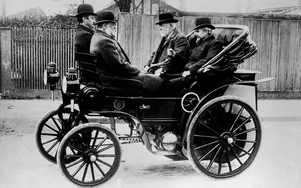 Автомобиль Готлиба Даймлера с ременным приводом, 1895 г.